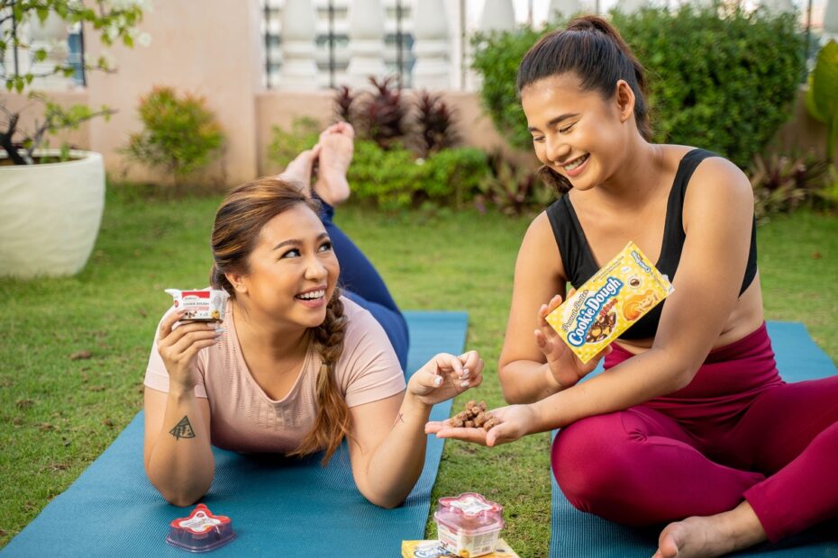 Friends sharing AMSNACKS treats together